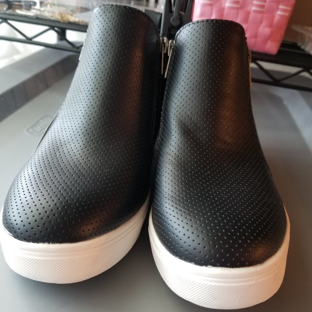 Time and Tru Size 7 Memory Foam Black Sneaker Wedges